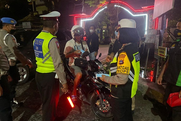 07032022_Anggota Ditlantas Polda Kalsel memberikan masker kepada pengendara. (wartabanjar.com-humas polda Kalsel)