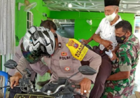 Anggota TNI-Polri Jemput Lansia di Banjarmasin Utara Menuju Lokasi Vaksinasi