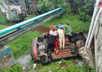 Mobil Dikendarai Seorang Perempuan Masuk Sungai di Jalan Trans Kalimantan Basarang