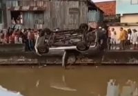 Viral! Pengemudi Ugal-ugalan Tabrak 2 Orang, Warga Ceburkan Mobil ke Sungai