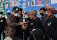 Zairullah Azhar Serahkan Piala kepada Pelukis Asal Kabupaten Tapin Juara I Lomba Mural Tanbu