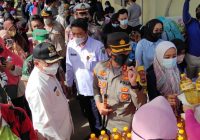 Warga Antusias Serbu Minyak Goreng Murah di Halaman Polres Tabalong