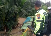 Tronton Angkut 30 Ton Semen Tercebur Ke Sungai