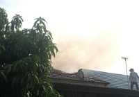 Api Hanguskan Atap Sebuah Rumah di Jalan Palm Komplek Citra Palm Banjarbaru