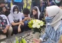 Tangis Angelina Sondakh Pecah di Makam Adjie Massaid