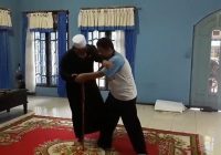 Cara Kakek Memanfaatkan Tongkat untuk Membeladiri