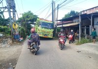 Truk Tronton Bermuatan Besi Baja Terperosok di Jembatan Jalan Saka Permai Banjarmasin, Supirnya Diduga Kabur