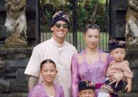 Sambut Hari Raya Nyepi 2022, Irfan Bachdim Sekeluarga Foto Bareng Pakai Busana Adat Bali