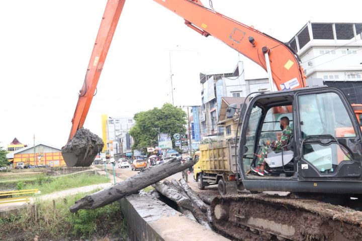 04042022_Korem 101 Antasari mengerahkan personel dan alat berat untuk mengeruk sedimentasi di Sungai Veteran Banjarmasin. (Ist-Penrem)