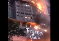 Tunjungan Plaza Surabaya Membara Saat Warga Menunggu Berbuka Puasa