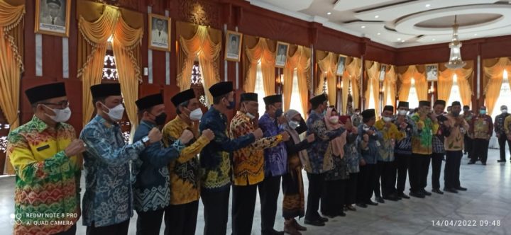 Gubernur Sahbirin Noor Lantik 16 Pejabat Tinggi Pratama Pemprov Kalsel, Hj Raudatul Jannah Jabat Karo Perekonomian