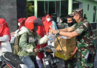 Komandan Kodim 1007/Banjarmasin Turun ke Jalan Bagikan Takjil