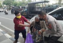 Tak Tega Lihat Nenek Renta, Kapolresta Banjarmasin Rogoh Kantong Pribadi