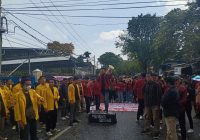 Pemilu Sudah Ditetapkan 14 Februari 2024, Mahasiswa Se-Kalsel Tetap Gelar Unjuk Rasa  di Kantor DPRD Kalsel