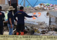 Puslabfor Polri Minta Alat Berat Bongkar Runtuhan Bangunan Alfamart Gambut