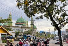 Dharma Wanita Samsat Kotabaru Bagi Takjil di 4 Lokasi