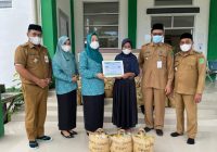 Hj Wahyu Windarti Zairullah Serahkan Batuan Dinsos Kalsel di Kantor Kecamatan Kusan Hilir Tanbu