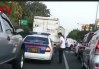 Video Viral Pria Gondrong Berikan Sampah ke Mobil Polisi, ini Kisahnya