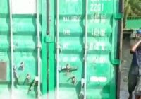 Sepeda Motor Tertimpa Box Kontainer yang Terlepas dari Truk Pengangkut di Sampit Kalteng