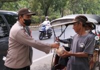 Bentuk Rasa Syukur, Polsek Banjarmasin Tengah Bagikan 200 Nasi Bungkus ke Kaum Duafa Saat Kegiatan Jumat Berkah