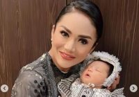 Tanpa Make Up, Krisdayanti Temani Sang Cucu Ameena Berjemur