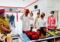Presiden Jokowi dan Prabowo Kompak Beli Blangkon Madura