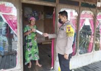 Anggota Polsek Kalumpang Bagikan Masker Gratis ke Warga Kecamatan Kalumpang, HSS