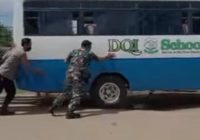 Situasi Terkini di Batakan, TNI Polri Dorong Bus Wisatawan Mogok Saat Menuju Pantai