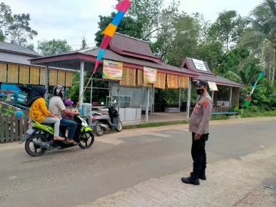 Kapolsek Turun Langsung Pantau Keramaian Pengunjung di Taman Edukasi Desa Muara Harus