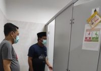 Dini Hari, Hanya Kenakan Sendal Jepit Paman Birin Mendadak Periksa Ruangan dan Toilet RSUD Ulin