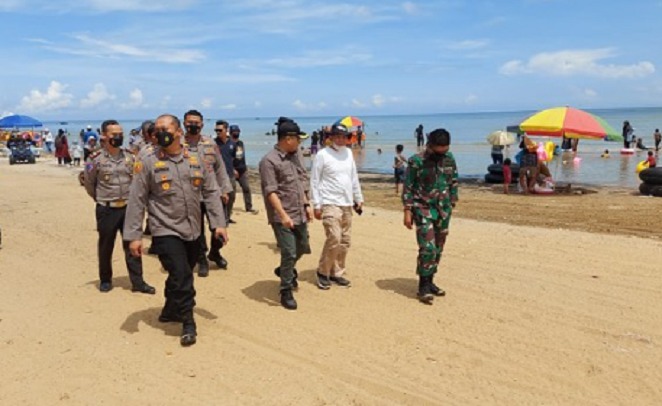 08052022_Kapolres dan Dandim Tanah Laut memantau objek wisata pantai. (Istimewa)