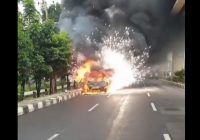 Detik-detik Mobil Baru Keluar dari Showroom Terbakar dan Meledak