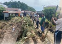 Polsek Hampang Bersama Warga Bahu-membahu Bersihkan Sisa Banjir