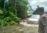 Banjir Landa Awang Bartim Sejumlah Ruas Jalan Terendam Polisi Turun Tangan