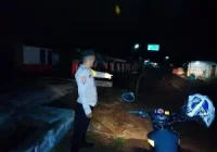 Malam-malam Personel Polsek Haruai Sisir Bantaran Sungai Tabalong Di Desa Halong dan Nawin, Ini Tujuannya