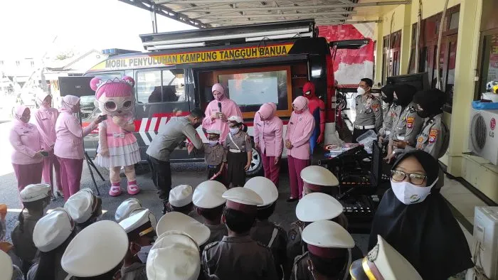 30052022_Kapolres Tabalong, AKBP Riza Muttaqin, menyambut murid TK Kemala Bhayangkari 12 di Mapolres, Senin 30 Mei 2022. (Istimewa)