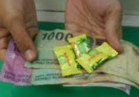 Uang Kembalian Diganti dengan Permen, Bagaimana Hukumnya Dalam Islam?