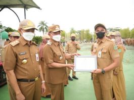 Hari Kearsipan Ke-51, Bupati Tanah Bumbu Berikan Penghargaan Kepada 17 SKPD