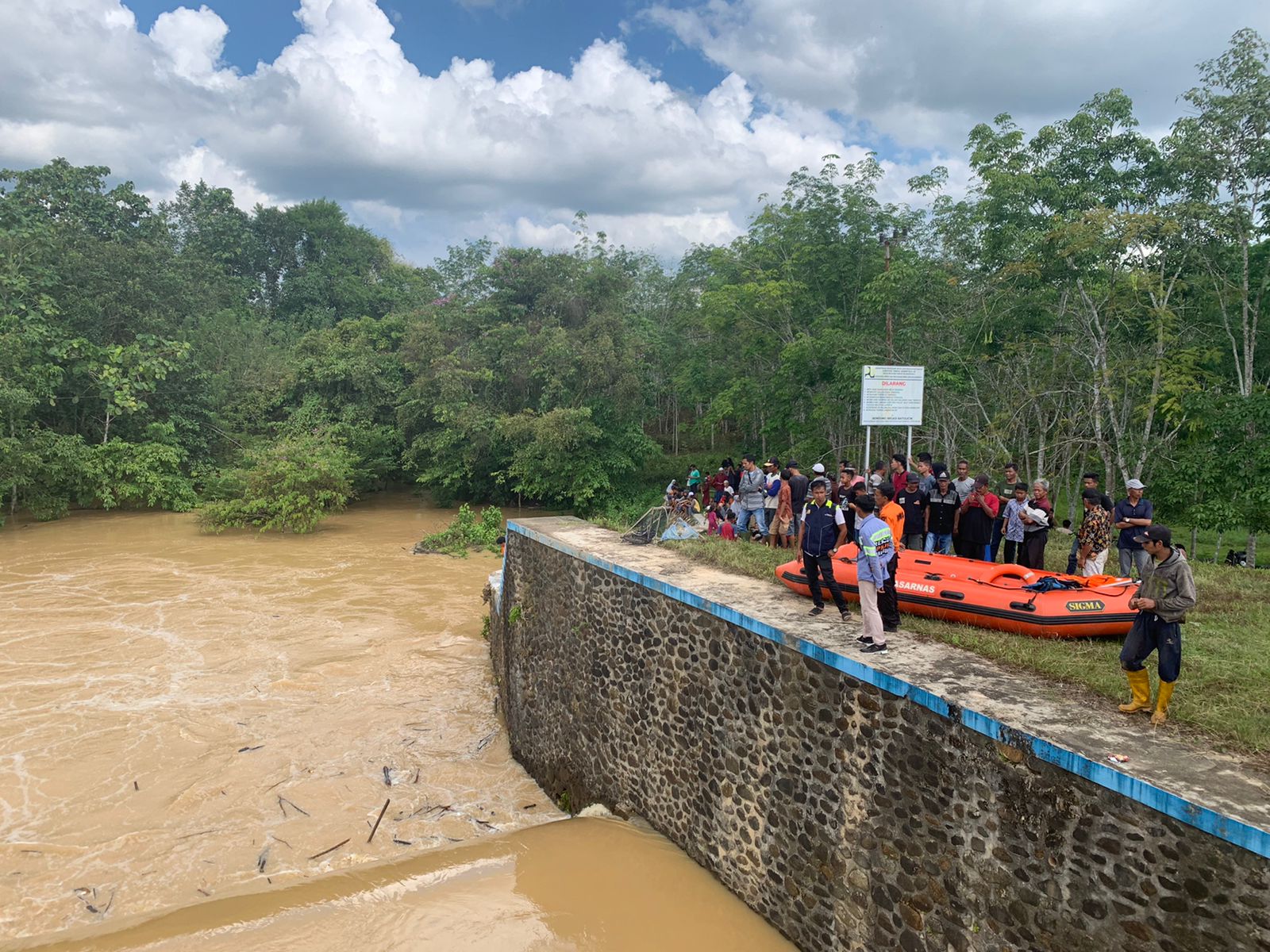 Hingga Malam, Upaya Pencarian 2 Orang Tenggelam di Saluran Irigasi Simpang Empat Tanah Bumbu Masih Berlangsung