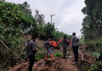 Pasca Longsor, Akses Jalan Desa Alimukim Pengaron Sudah Bisa Dilewati