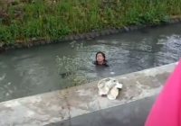 Video ABG Nekat Terjun ke Sungai Panggil-Panggil Nama Pacar