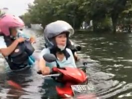 Video Banjir Kepung Semarang Usai Tanggul Jebol, Warga Pasrah Seret Kendaraan