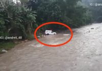 Viral Ambulans Antar Jenazah Terobos Arus Sungai, Keluarga Histeris