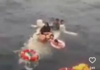 Video Kecelakaan Kapal di Pulau Sembilan Kotabaru Beredar, 7 Korban Terombang-ambing di Laut