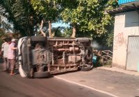 Mobil Terbalik Akibat Tabrakan di Desa Tambak Anyar Martapura