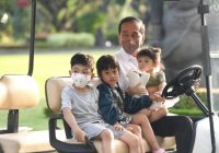 Libur Idul Fitri, Presiden Jokowi Naik Delman dan Mobil Golf Bareng 4 Cucunya