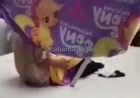 Video Orang Diduga ODGJ Meresahkan Warga Paringin Balangan, Gosok-gosok Kain Jemuran ke Alat Kelaminnya