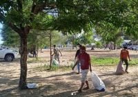 Masih Suasana Libur Idul Fitri 1443 H, Petugas dan Anggota Karang Taruna Sibuk Bersihkan Sampah Pengunjung di Pantai Batakan Baru