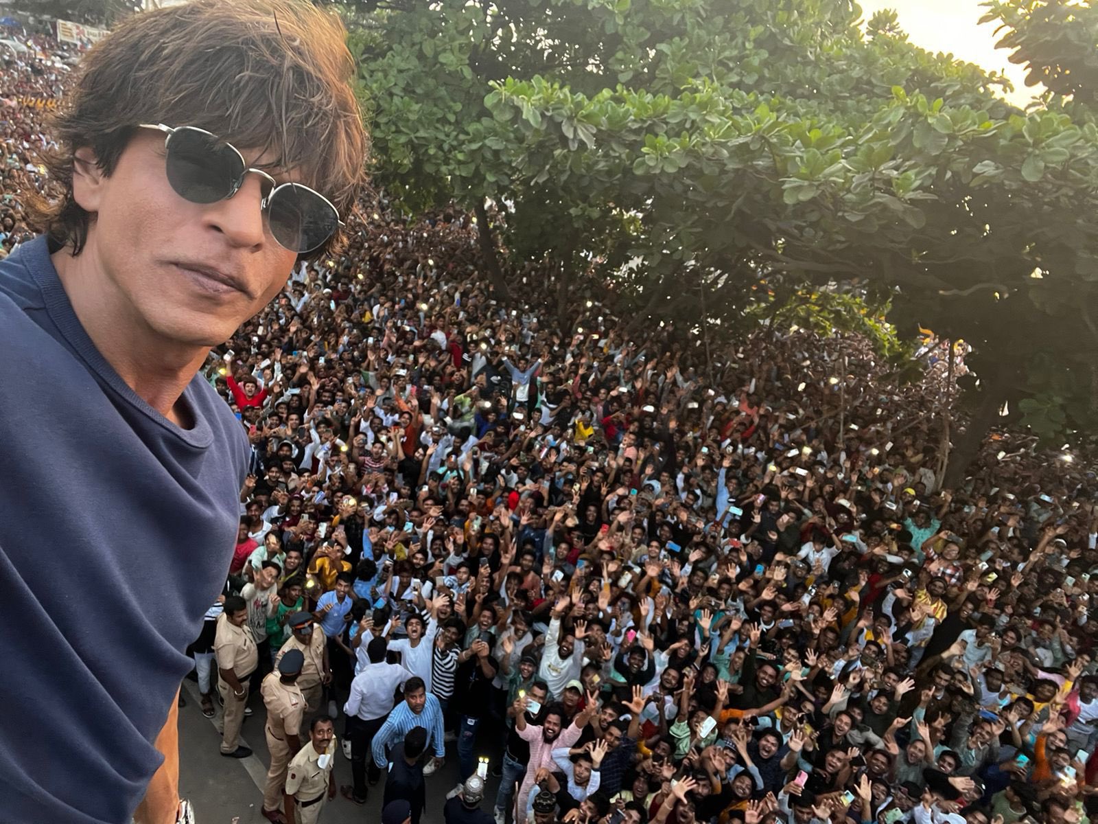 Ramainya Rumah Shah Rukh Khan Dikunjungi Jutaan Penggemar Saat Idul Fitri 1443 H, SRK: Semoga Allah Memberkati