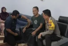 Kapolres Tabalong Jenguk Kasi Humas, Ingatkan Anggota Jaga Kesehatan